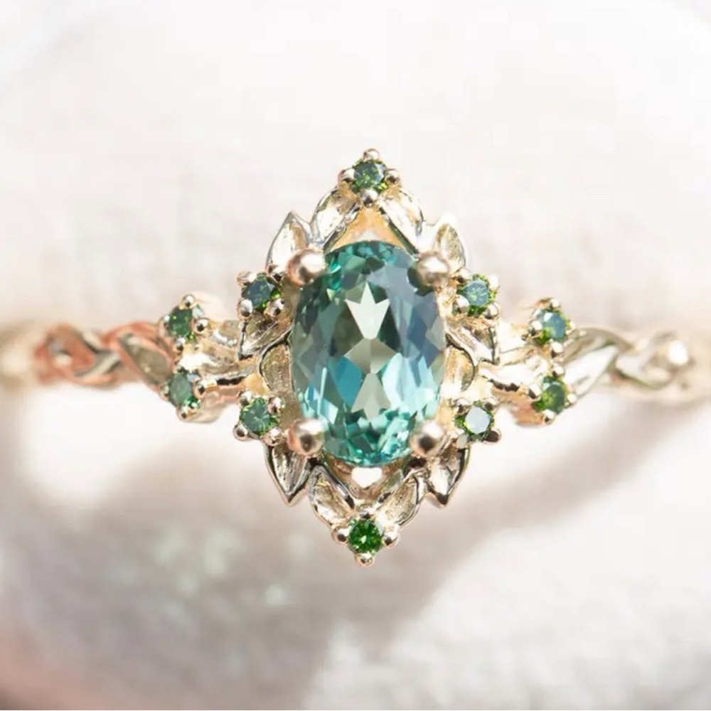 Elegant Ring With Green Gemstones. - Picture 3 of 6